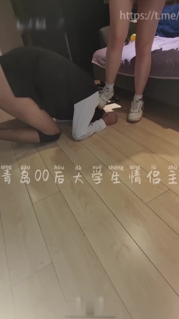 青岛00后大学生情侣主裸足小皮鞋踩鸡足交伺候做爱