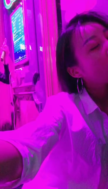 午夜KTV狂欢 女女KISS 羞辱