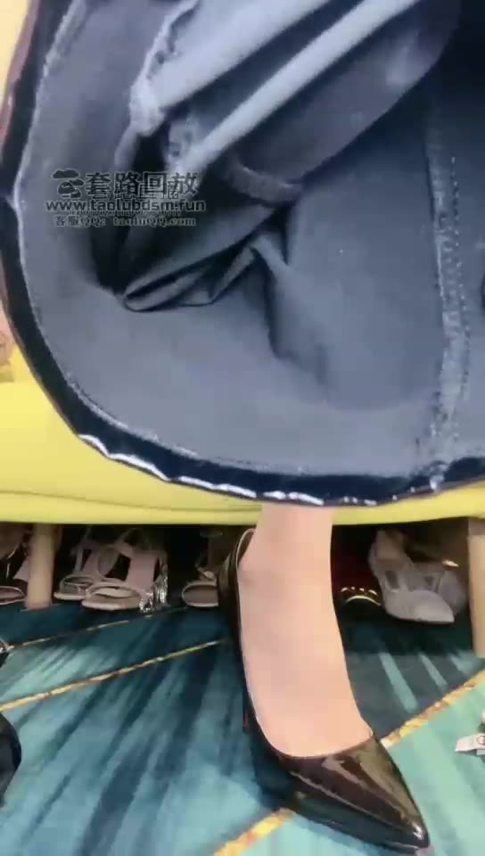 惩罚误入姐姐房间的弟弟