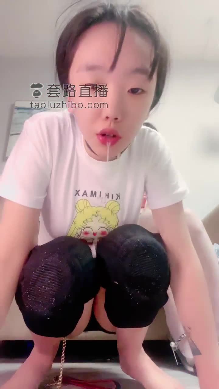 两个女王舌吻 调教女奴
