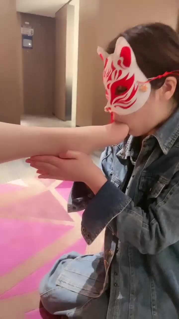 新收的女奴伺候主人的玉足
