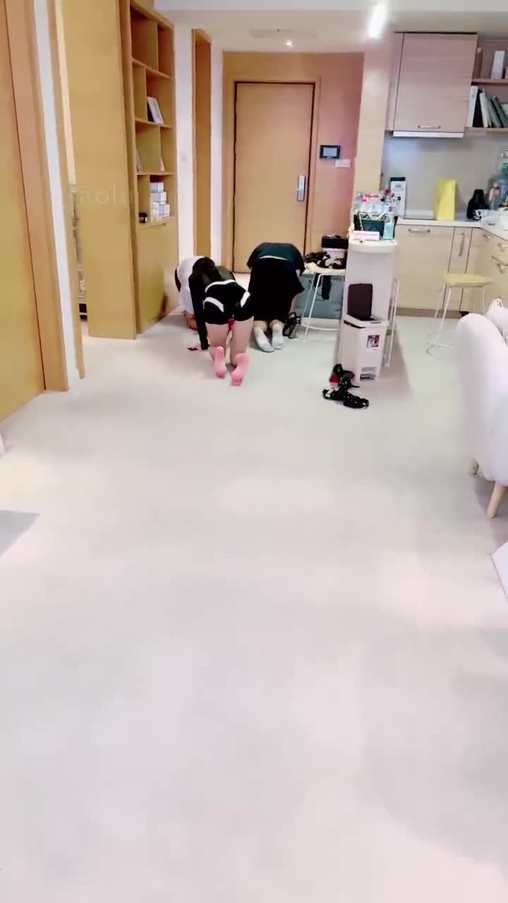 双女王 玩弄人体蜈蚣