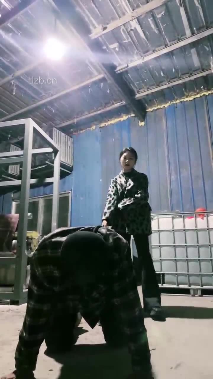 库房囚禁