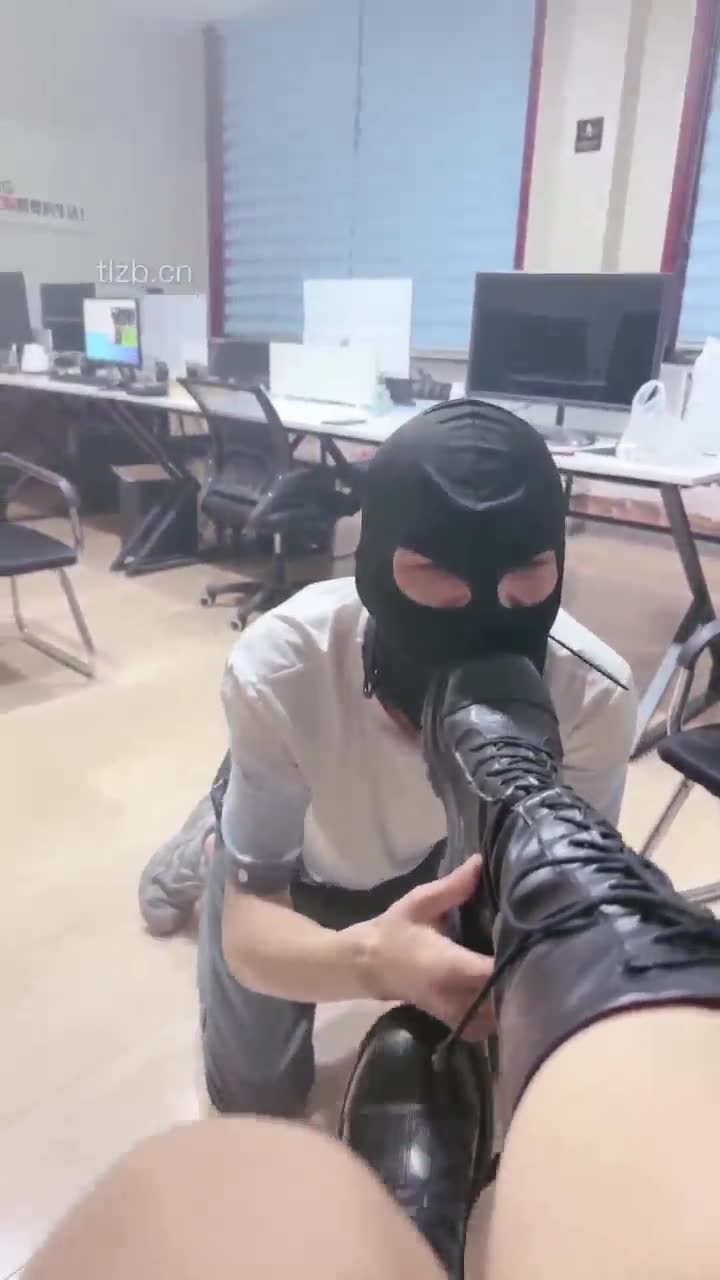 三个S玩弄一个脚奴