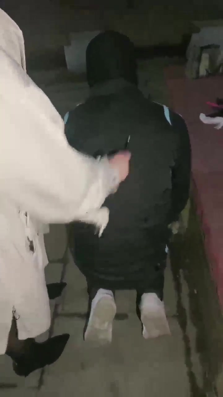 把户外遇到的偷拍狂带回家 虐成狗