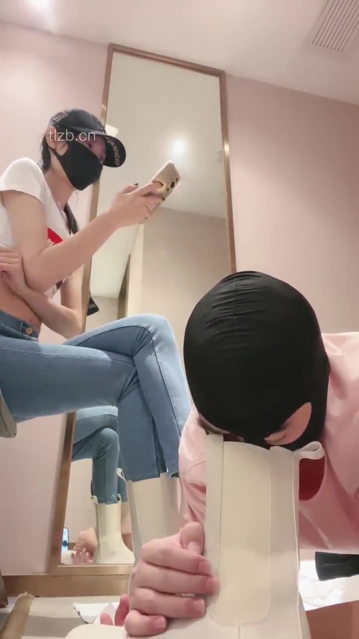 首播 白色马丁靴