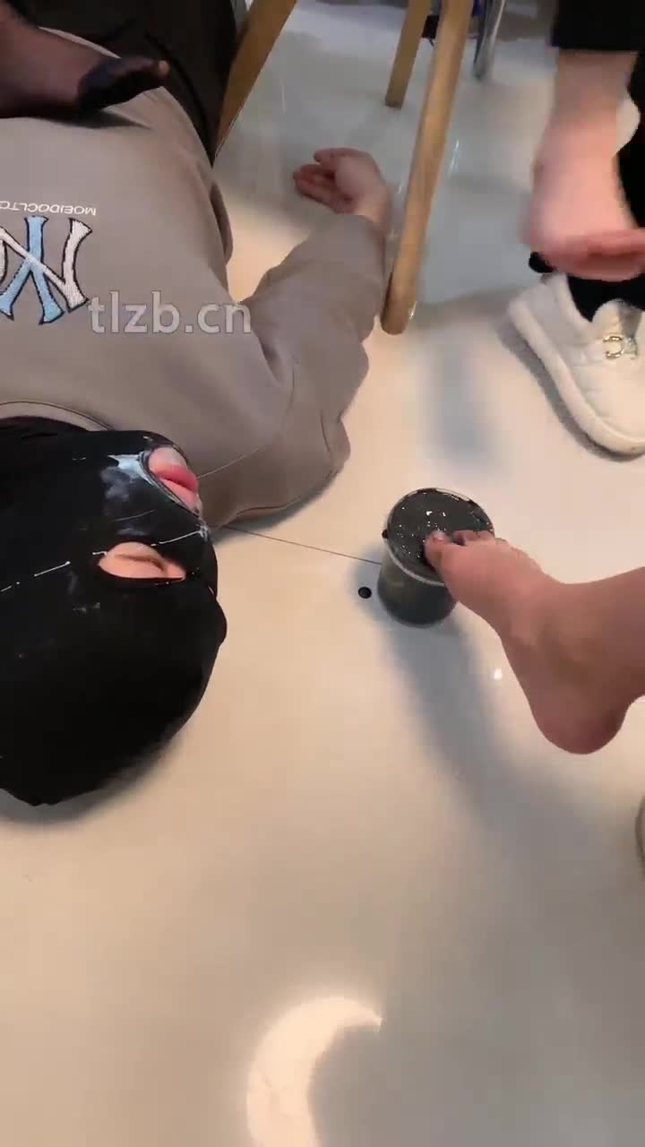 脚喂食物