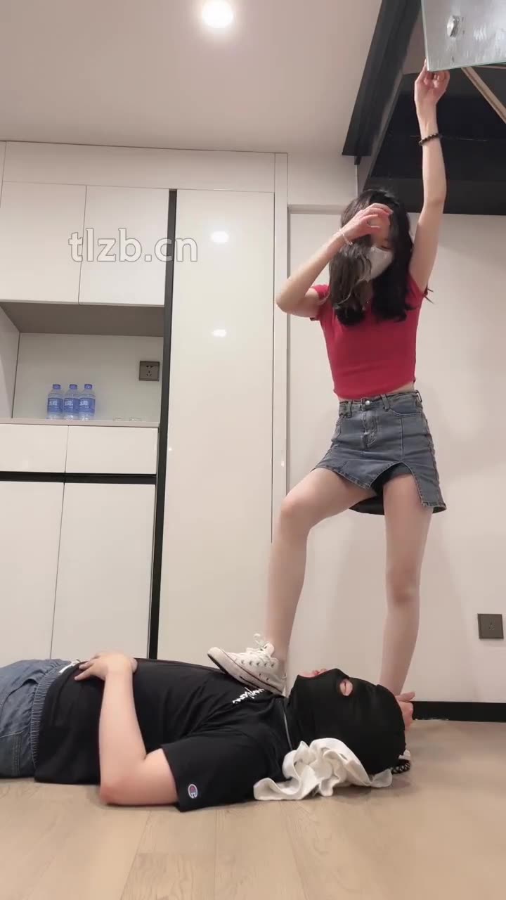帆布鞋踩踏