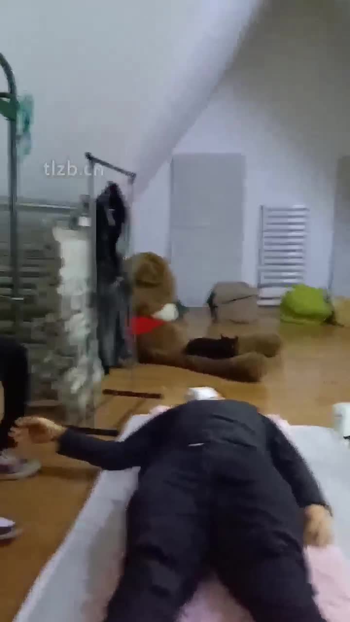 新开发的三个学生主 暴打