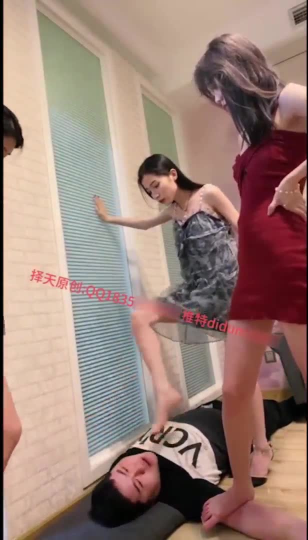 5女王 高跟鞋踩踏