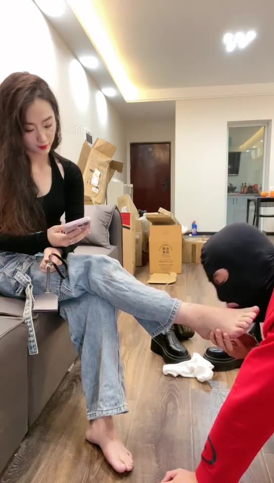 趴着向我走来