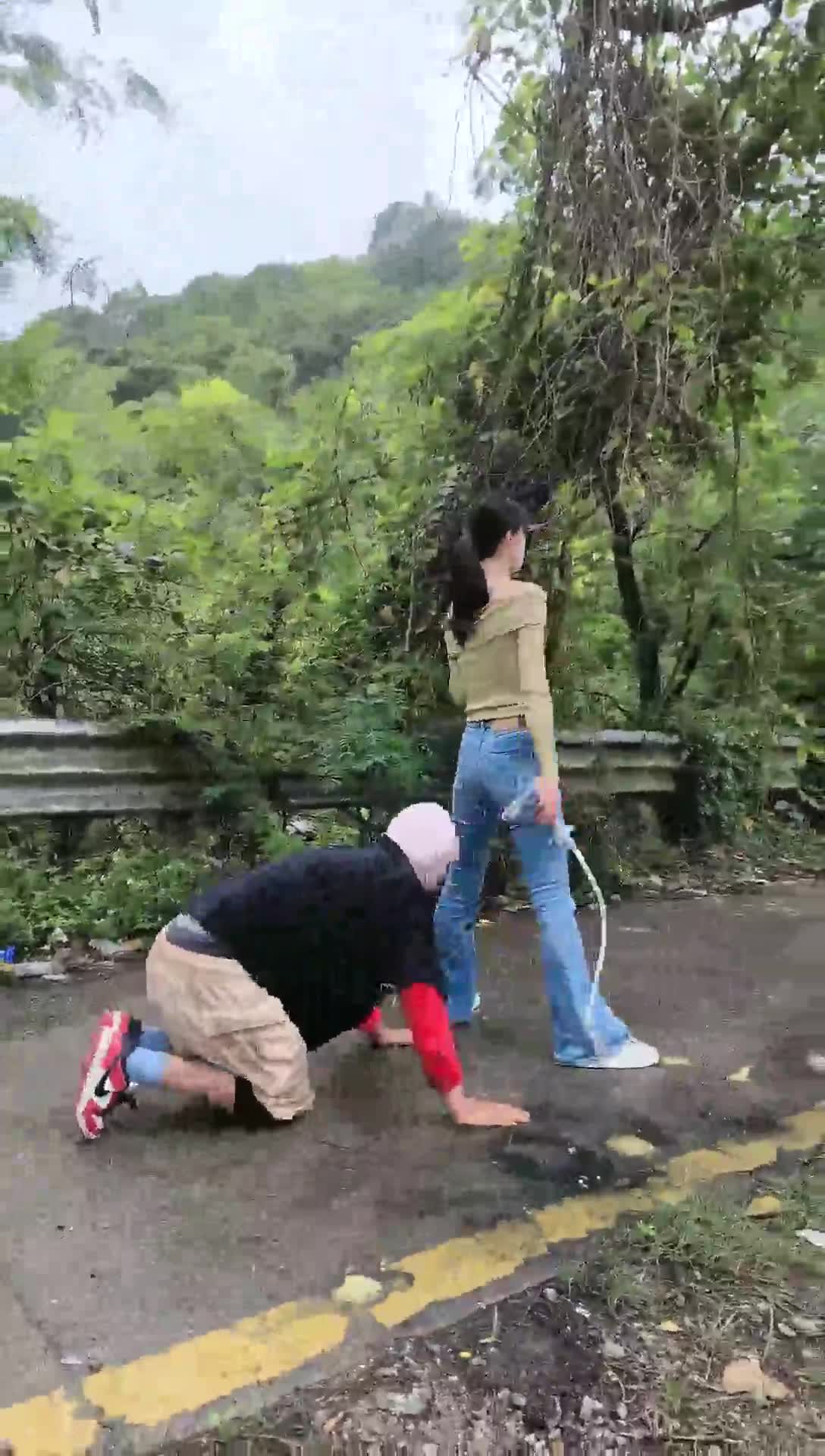暴力呕吐暴打老东西