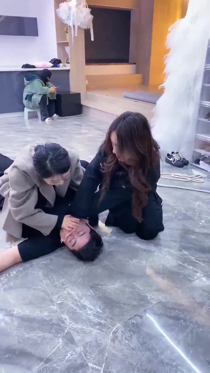 卡了重来 两美女调教贱货