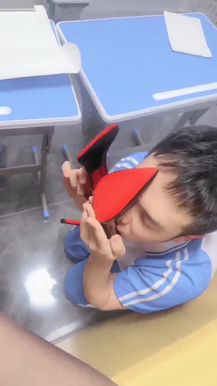 剧情 女老师惩罚男同学