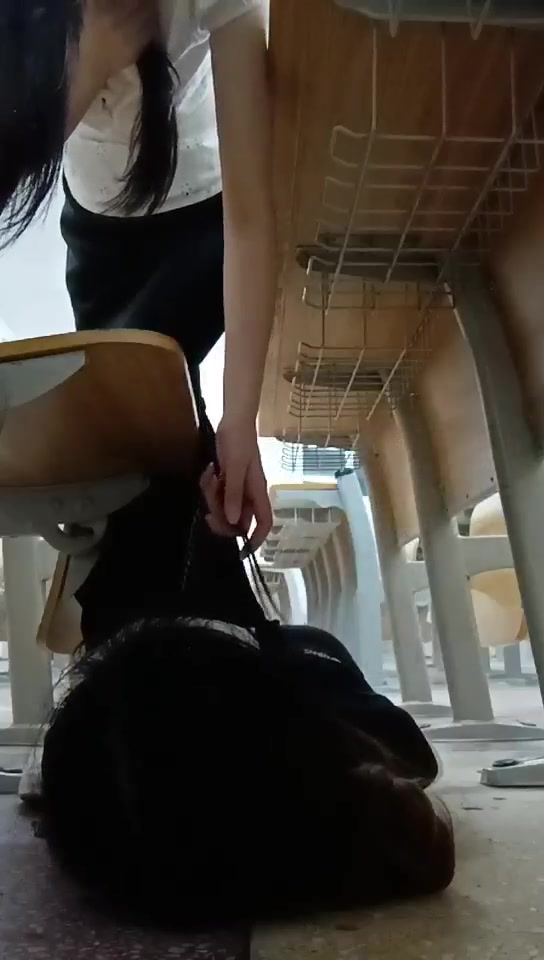 来看看刚刚下晚自习的班花