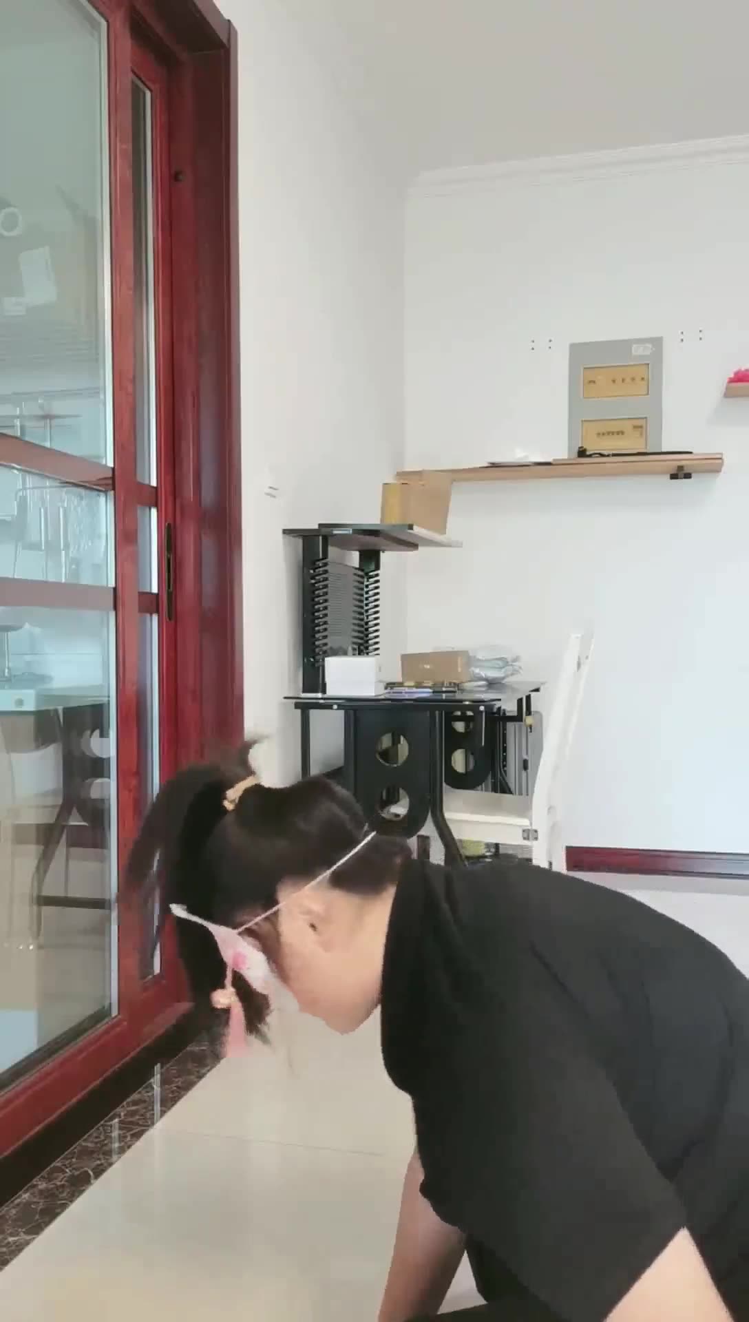 母畜下跪伺候 还是被虐