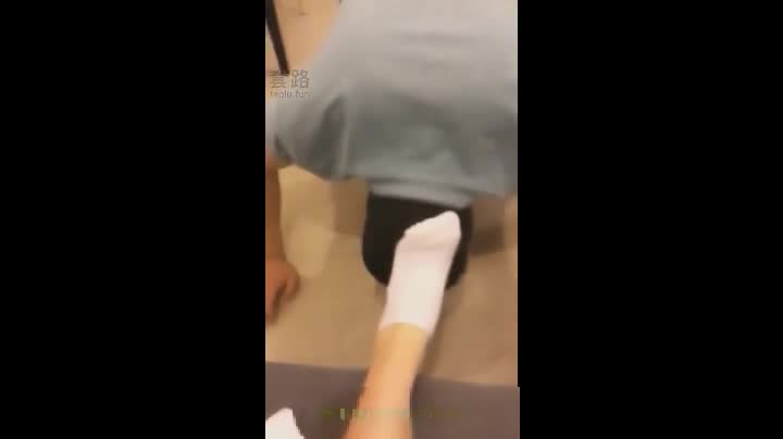 女主播旅游鞋棉袜直播调教 还让喝尿