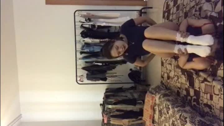 丰满女S叫脚下母狗舔脚，吃下棉袜