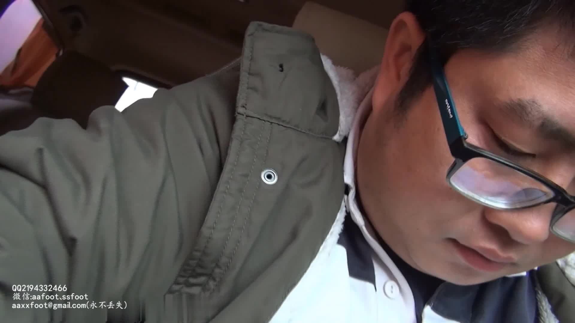 猥琐眼镜男车内舔脚