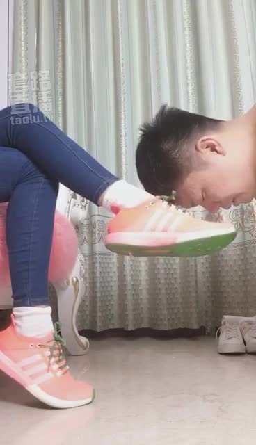 兔粉粉女王多双鞋子羞辱脚奴舔脚