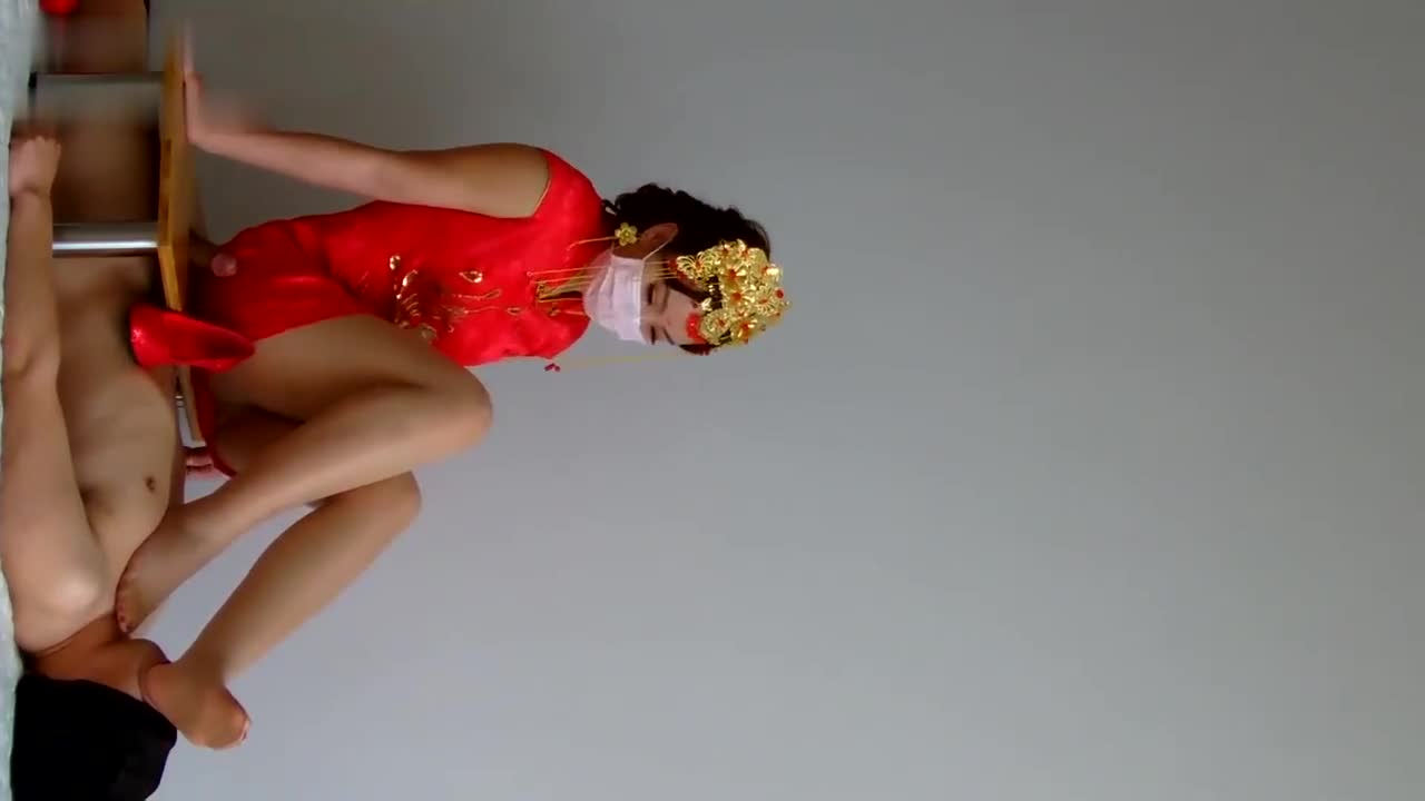 穿越时代 新娘婚礼前最后的疯狂吐奶