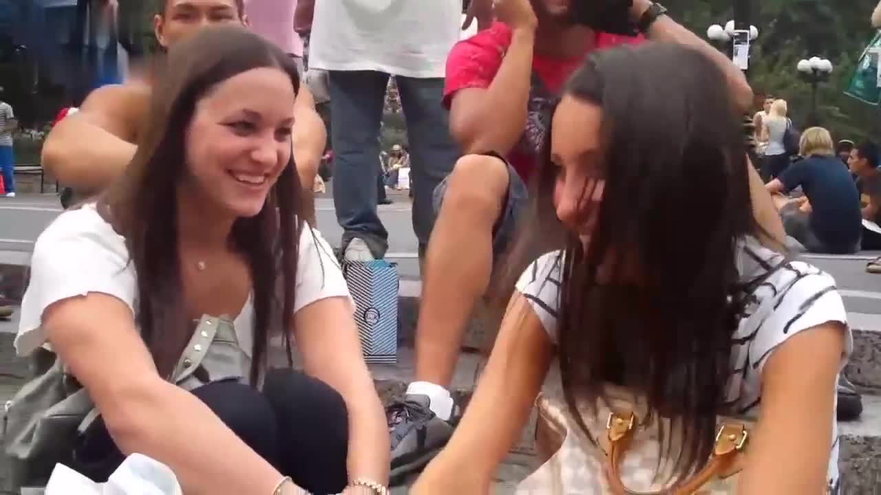 欧美亚裔女王在广场上调教脚奴舔脚