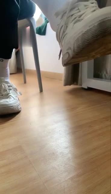 学生小白鞋书桌下第一视角