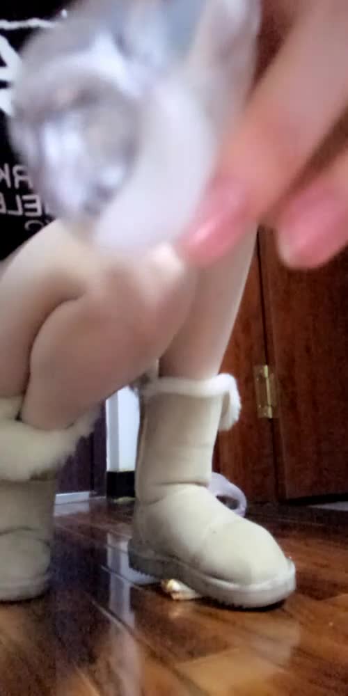 左樱第一视角踩踏面包口舌羞辱