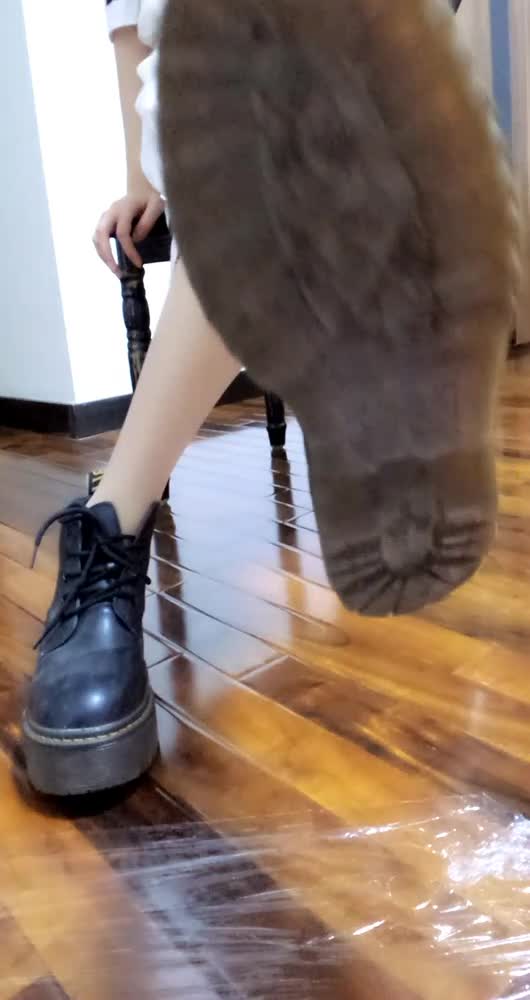 左樱肉丝皮靴脚踩食物第一视角