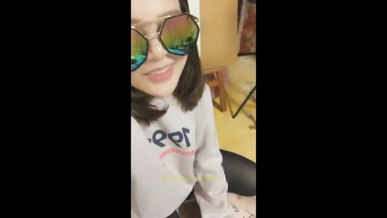 女王直播调脚下狗