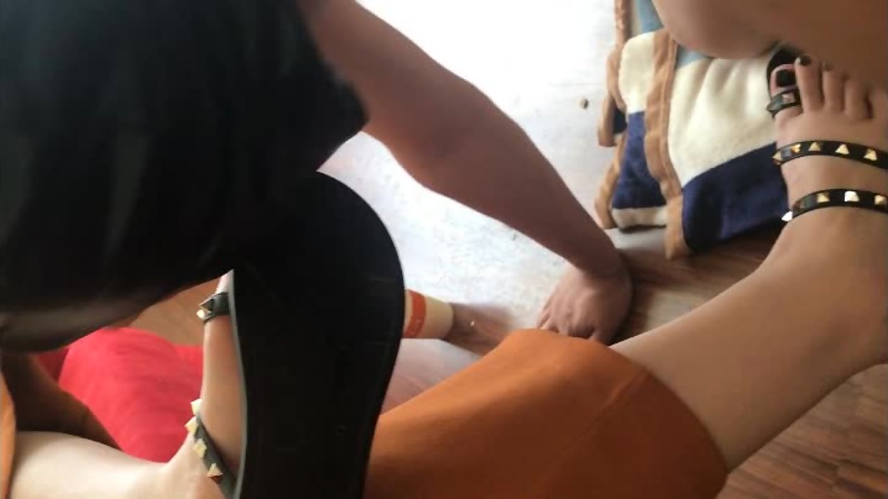 半梦S舔鞋底口水踩鸡鸡圣水
