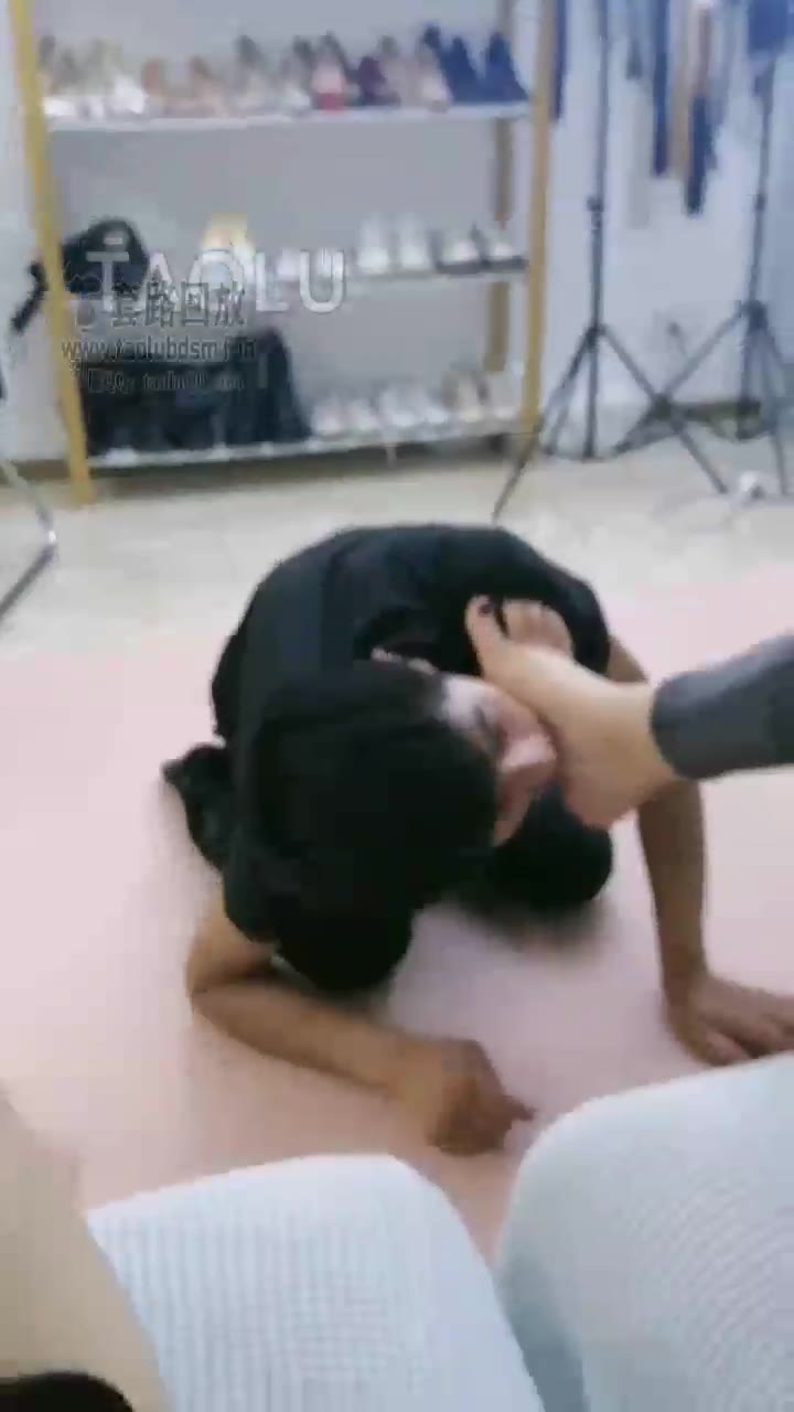 lick feet, wash feet