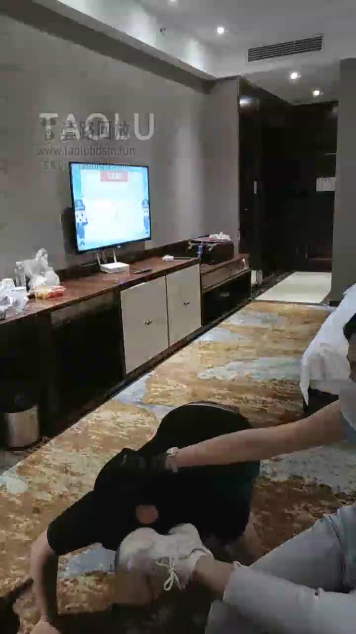 Yuzu rubs the slut's dog's head and dog's face, stepping on the dog's face with full weight, crazy sp