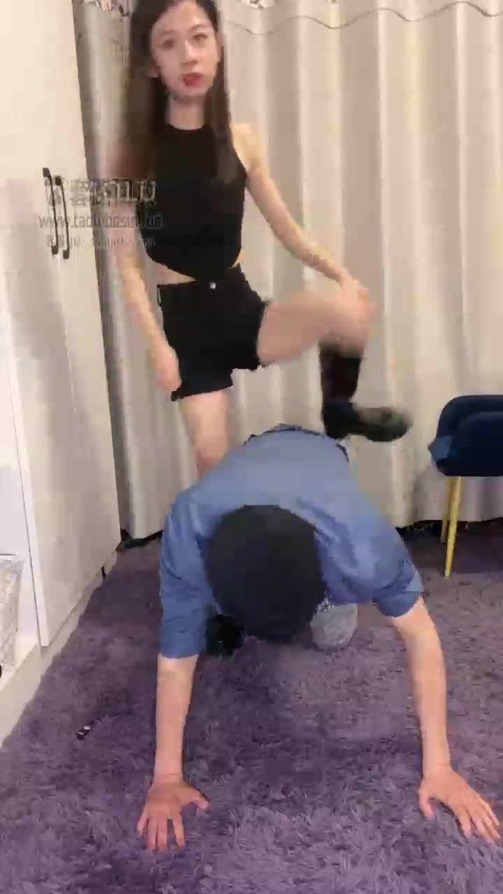 Step on the face with full body weight, step on the jump, trample on the dog's tongue, drool, slap on the hands and feet, and finally step on the tongue with bare feet
