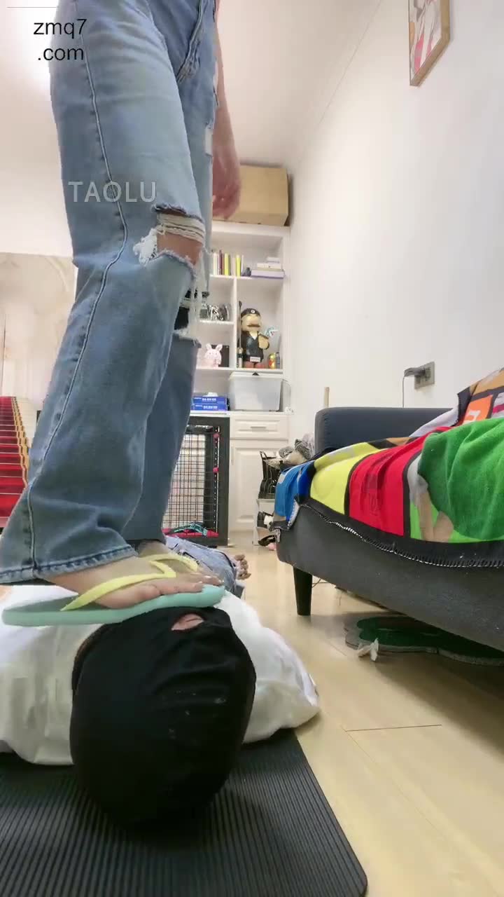 人字拖狂抽贱奴的脸 踩踏 用脚踢踹