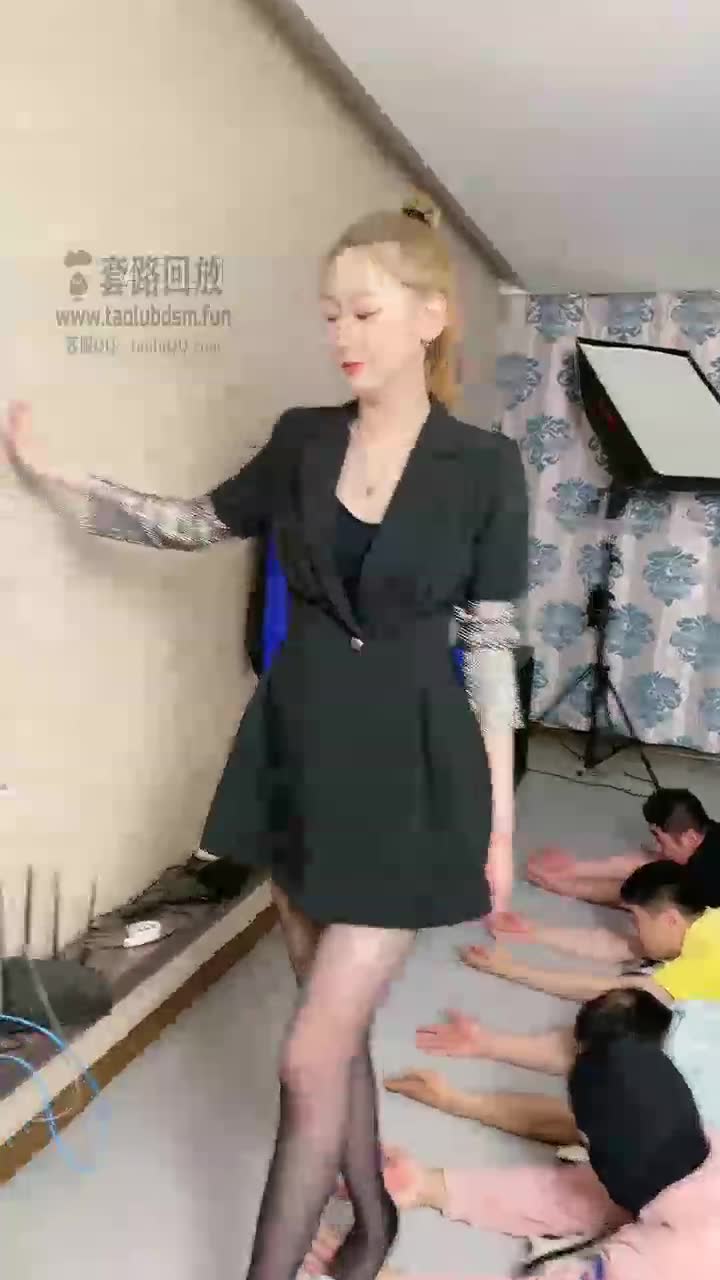 高跟鞋踩头走路 脸皮磨破 耳朵和脸踩变形 高跟的跟部踩过手心