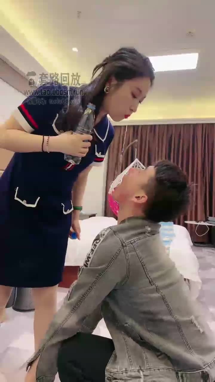 深喉 吐三次再吃掉 摄影师看得都要吐了