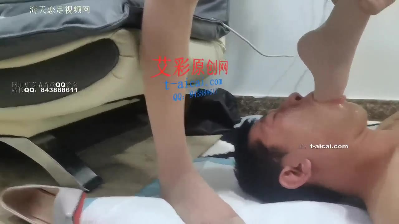 被漂亮小姐姐用美脚深喉 插吐血
