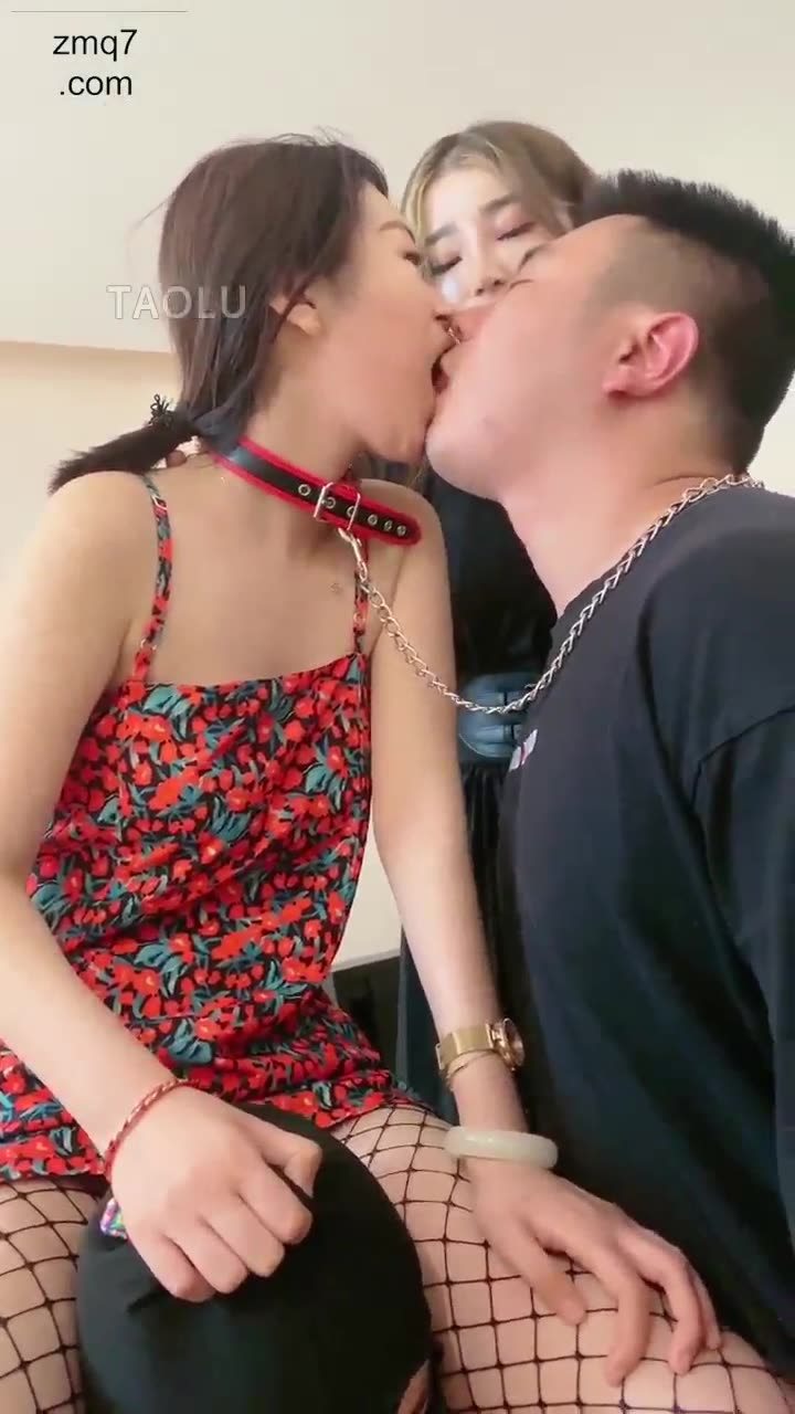 Double queen tongue kiss, play bitch