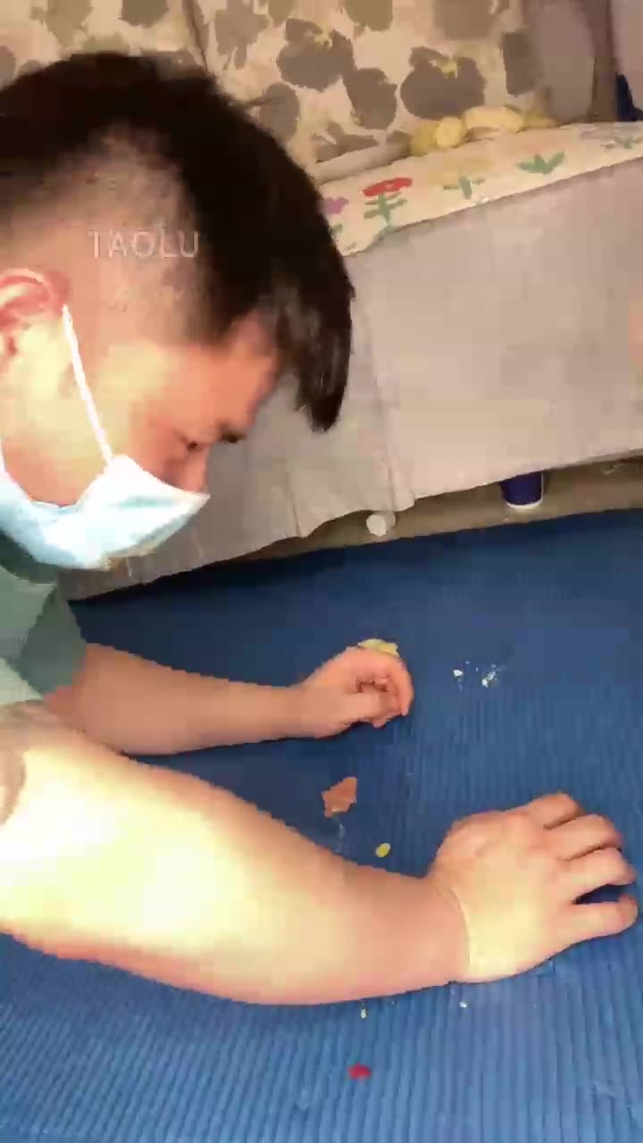 舔丝袜脚 耳光 喂食