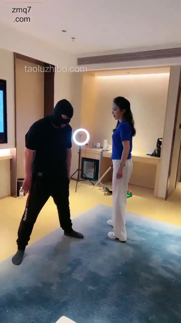好哥们 为了讨好主人反目成仇