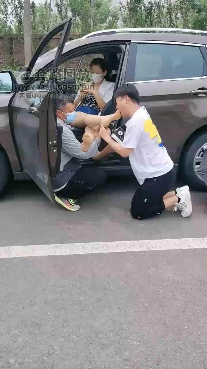 户外调教双奴 开车遛狗