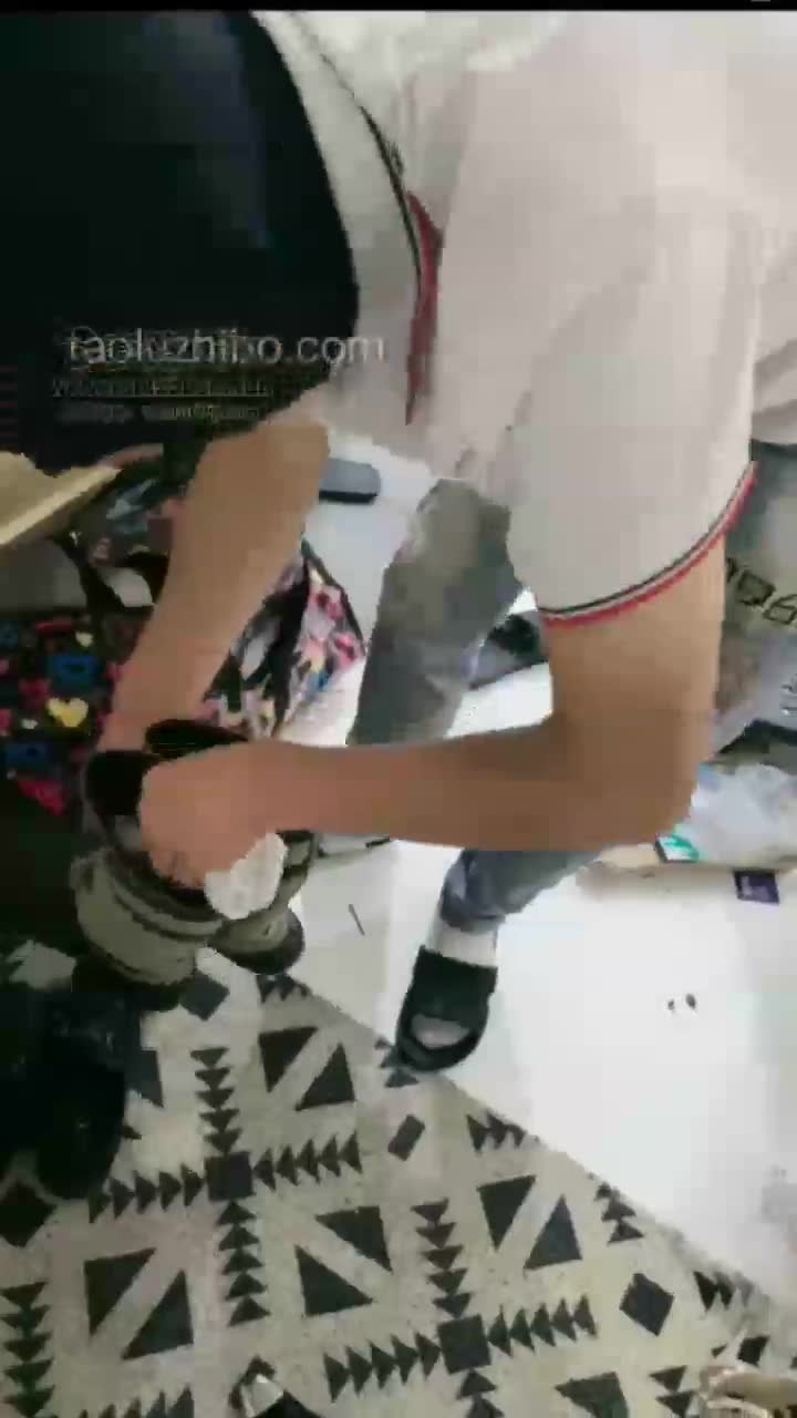 搬家工人吃剩饭 做卫生