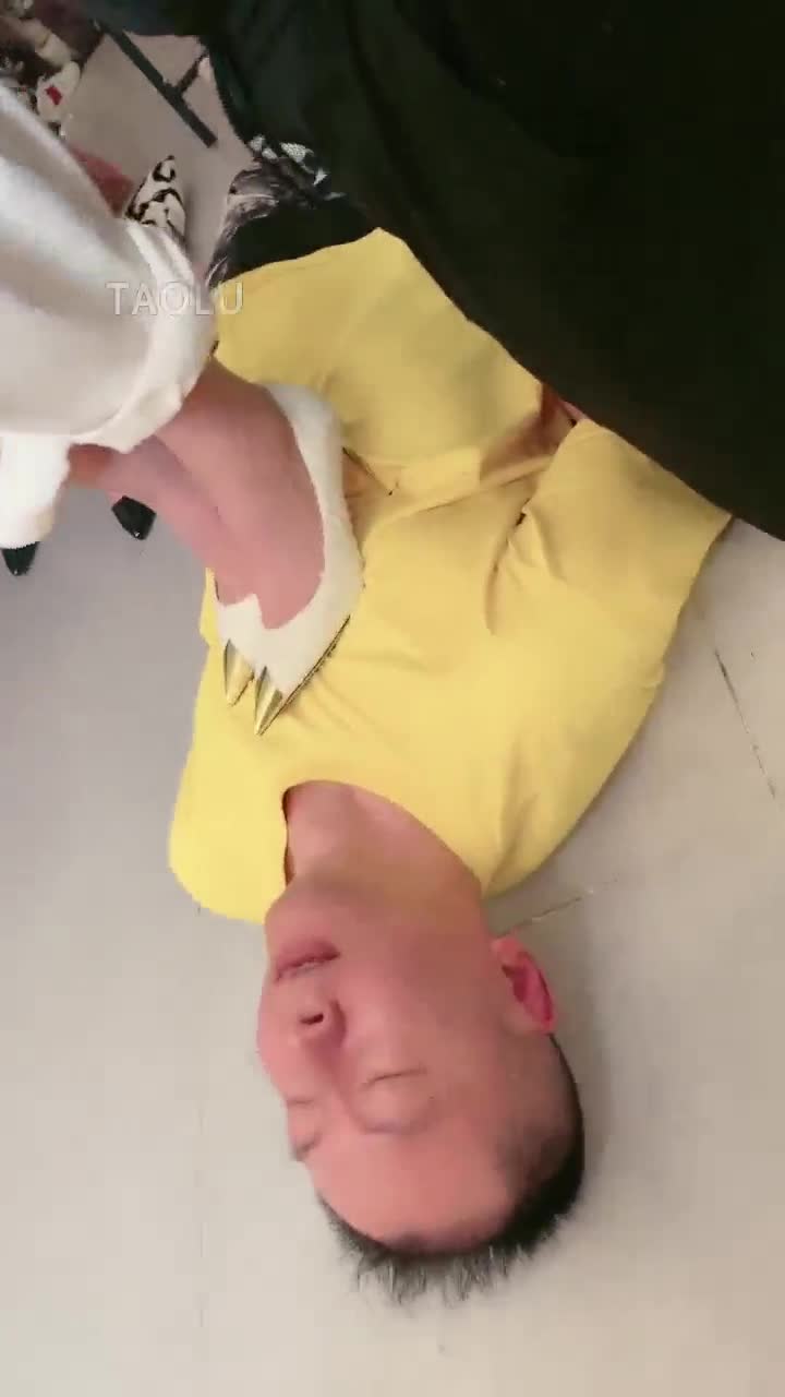 带新人女王玩两只狗奴