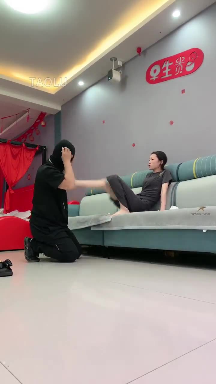 三小妹暴力场 自由发挥 打废