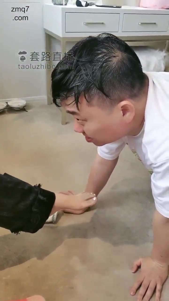 美甲店里教育公司的高管