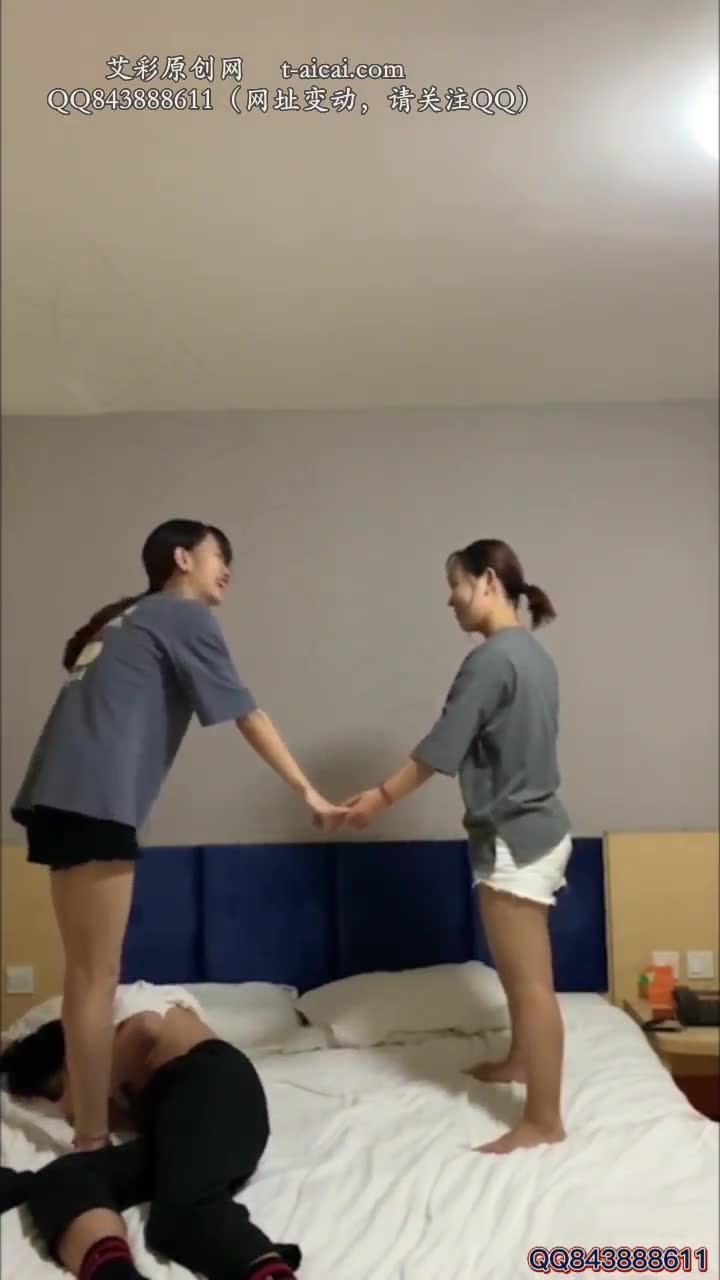 学生姐妹花跳踩地狱 暴力跳踩人肉毯子
