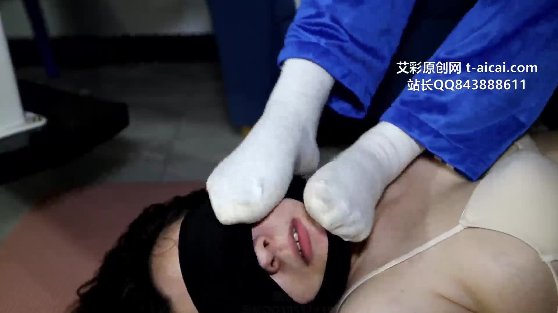 女奴伺候新来的女主 闻臭袜 舔臭脚