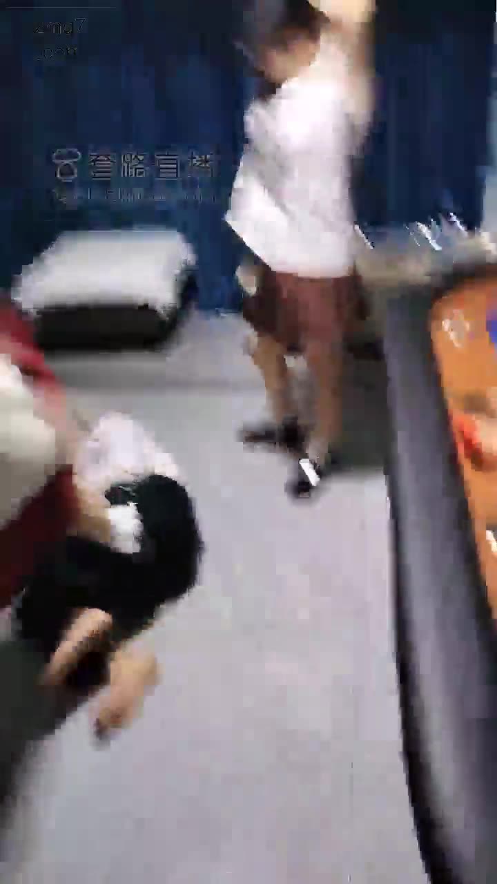 两位精神小妹