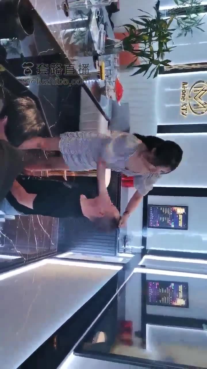 突发情况 服务员乱入KTV 纯发泄